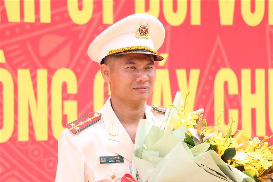 Trung úy Thái Ngô Hiếu tại buổi lễ thăng cấp bậc hàm vượt bậc lên đại úy.