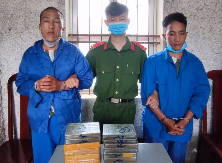 2 đối tượng cùng tang vật của vụ án bị cơ quan chức năng thu giữ.