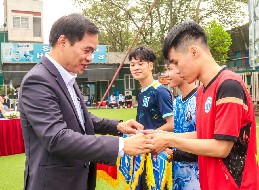 TS Dương Thăng Long - Phó Bí thư Đảng uỷ, Phó Hiệu trưởng trao Cờ lưu niệm của Giải đấu cho đại diện các liên chi đoàn. TS Dương Thăng Long - Phó Bí thư Đảng uỷ, Phó Hiệu trưởng trao Cờ lưu niệm của Giải đấu cho đại diện các liên chi đoàn.