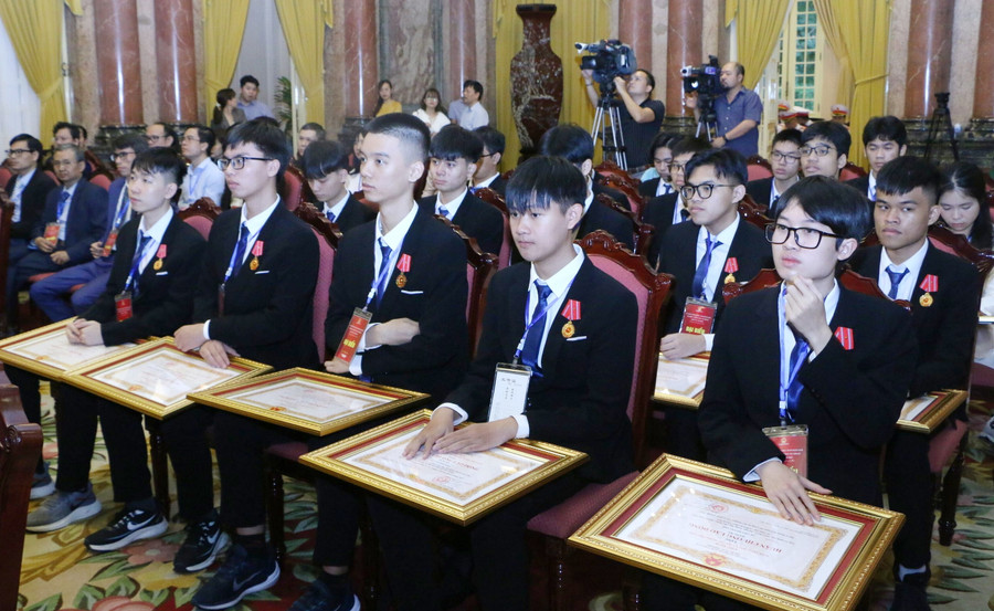 Đoàn học sinh đoạt giải Olympic và Khoa học kỹ thuật quốc tế năm 2023 tại buổi gặp mặt chiều 15/12. Đoàn học sinh đoạt giải Olympic và Khoa học kỹ thuật quốc tế năm 2023 tại buổi gặp mặt chiều 15/12.