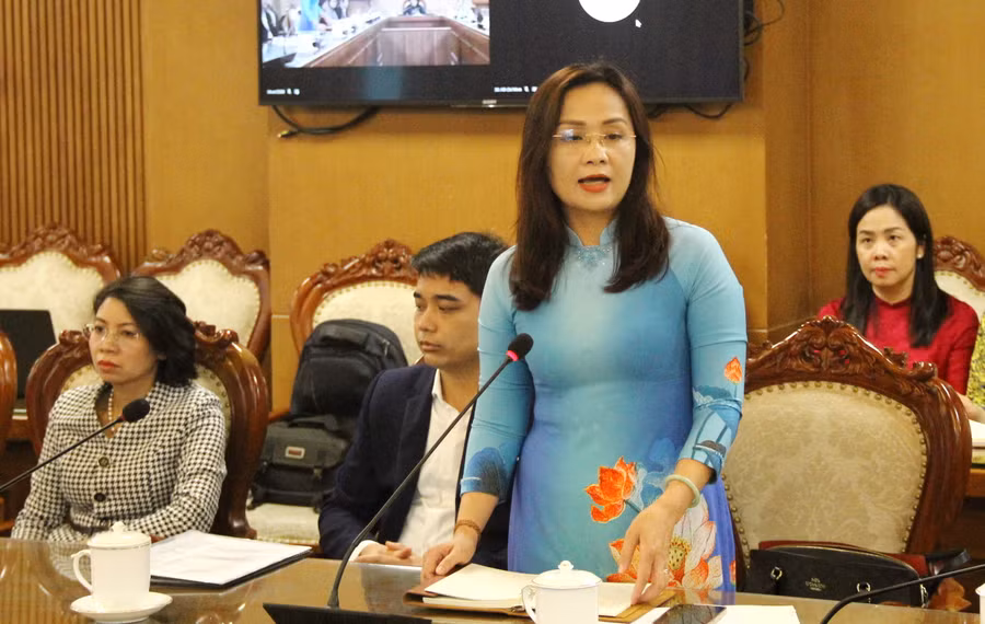 Bà Lương Thị Việt Hà – Trưởng Ban Tuyên giáo - Nữ công (Công đoàn Giáo dục Việt Nam) chia sẻ tại hội nghị.