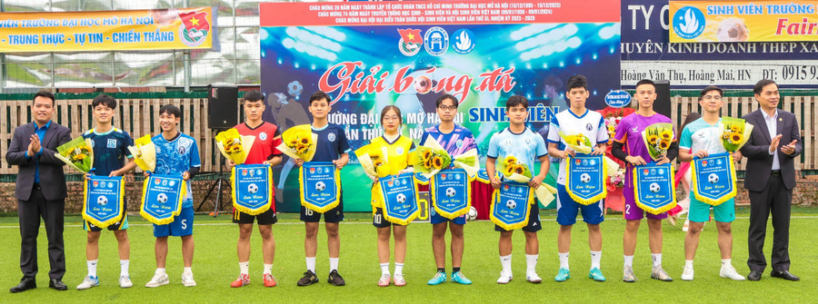 10 Liên chi đoàn nhận Cờ lưu niệm của Giải đấu. 10 Liên chi đoàn nhận Cờ lưu niệm của Giải đấu.