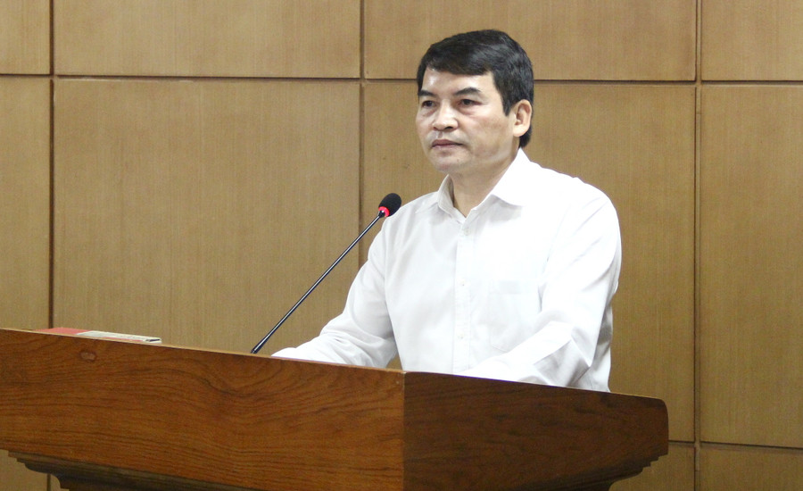 Ông Phạm Tuấn Anh - Phó Cục trưởng Cục Nhà giáo và Cán bộ quản lý Giáo dục (Bộ GD&ĐT) báo cáo tại Hội nghị. Ông Phạm Tuấn Anh - Phó Cục trưởng Cục Nhà giáo và Cán bộ quản lý Giáo dục (Bộ GD&ĐT) báo cáo tại Hội nghị.