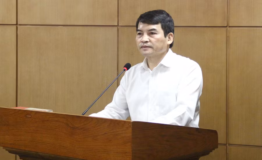 Ông Phạm Tuấn Anh - Phó Cục trưởng Cục Nhà giáo và Cán bộ quản lý Giáo dục (Bộ GD&amp;ĐT) báo cáo tại Hội nghị.