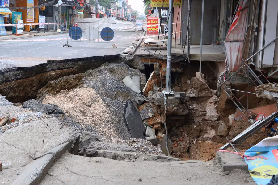 Mưa lớn trong ngày 9/4 khiến diện tích "hố tử thần" được mở rộng.