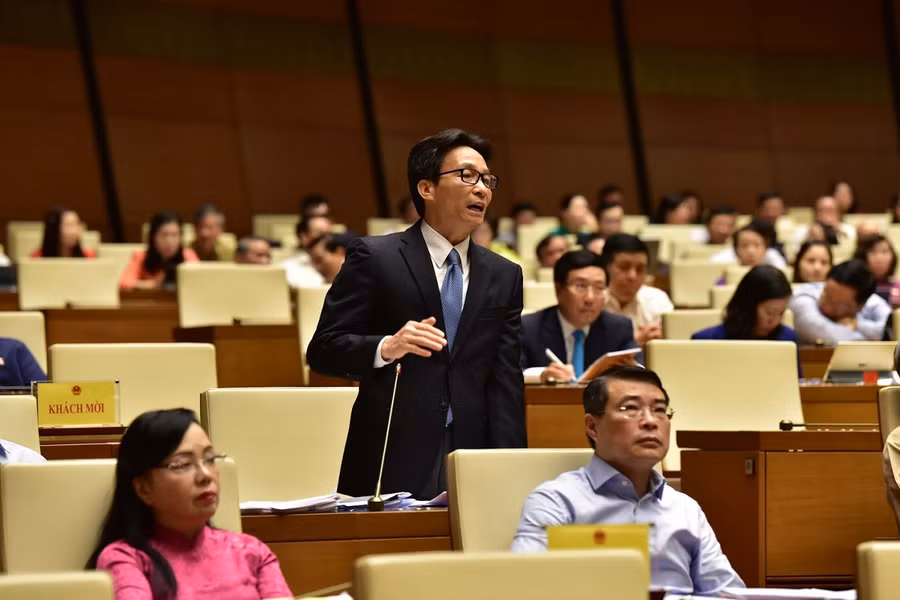 Phó Thủ tướng Vũ Đức Đam phát biểu tại phiên chất vấn và trả lời chất vấn của Quốc hội sáng 6/6. Ảnh: Quang Khánh
