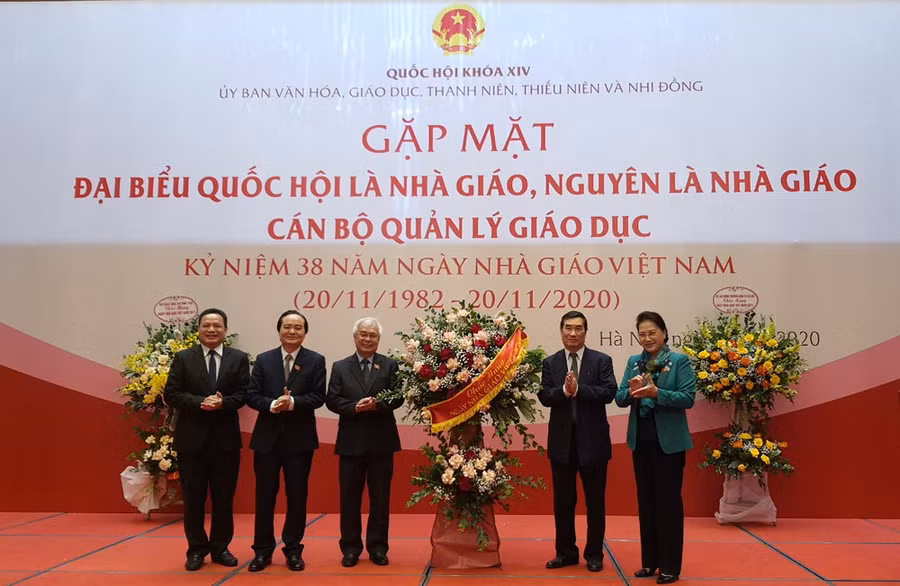 Chủ tịch Quốc hội Nguyễn Thị Kim Ngân chúc mừng ngành Giáo dục nhân Ngày nhà giáo Việt Nam.