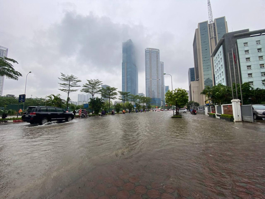Trong sáng ngày hôm nay nhiều tuyến đường tại Hà Nội bỗng biến thành &apos;sông&apos;.