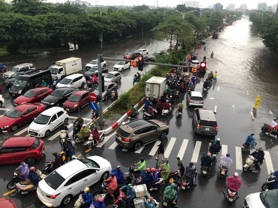 Ngã tư Cổ Linh - Đàm Quang Trung tắc, các phương tiện di chuyển rất khó khăn. Cầu Vĩnh Tuy ùn dài xuống ngã tư này, các hướng khác đều di chuyển khó.