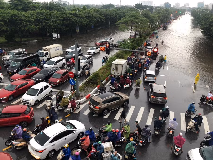 Ngã tư Cổ Linh - Đàm Quang Trung tắc, các phương tiện di chuyển rất khó khăn. Cầu Vĩnh Tuy ùn dài xuống ngã tư này, các hướng khác đều di chuyển khó.