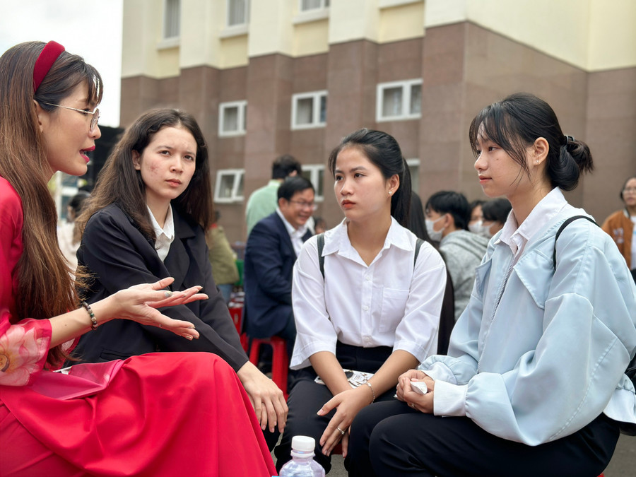 Học sinh THPT tỉnh Đắk Lắk được tư vấn trực tiếp về phương thức tuyển sinh năm 2023.