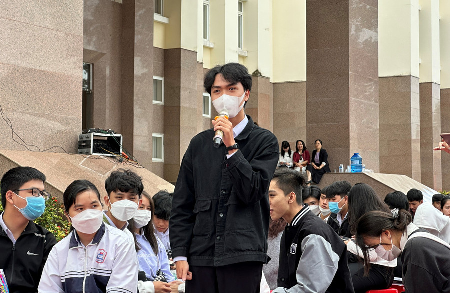 Em Gia Bảo (THPT Buôn Ma Thuột) lo lắng về nguy cơ thất nghiệp của sinh viên ngành Công nghệ thông tin do ChatGPT.