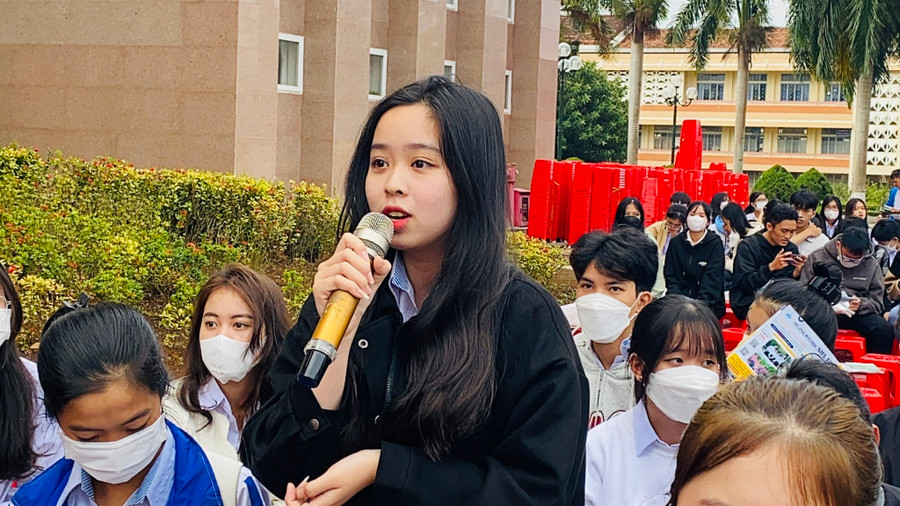 Em Yến Nhi (THPT Việt Đức) quan tâm đến chỉ tiêu dành cho nữ của các trường khối Quân đội, Công an.