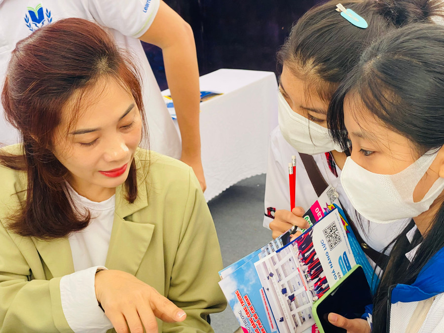 Đại diện các cơ sở đào tạo tư vấn tuyển sinh cho học sinh THPT của Đắk Lắk.