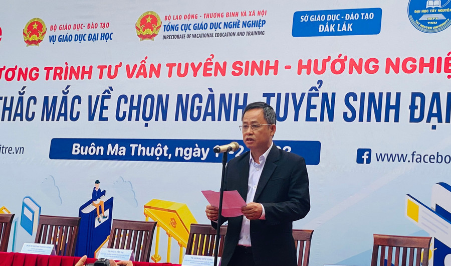TS. Đỗ Tường Hiệp - Phó Giám đốc Sở GD&ĐT Đắk Lắk phát biểu tại ngày hội tư vấn tuyển sinh, hướng nghiệp năm 2023.