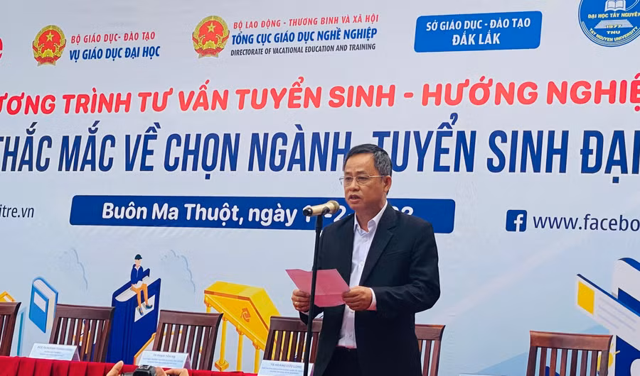 TS. Đỗ Tường Hiệp - Phó Giám đốc Sở GD&ĐT Đắk Lắk phát biểu tại ngày hội tư vấn tuyển sinh, hướng nghiệp năm 2023.