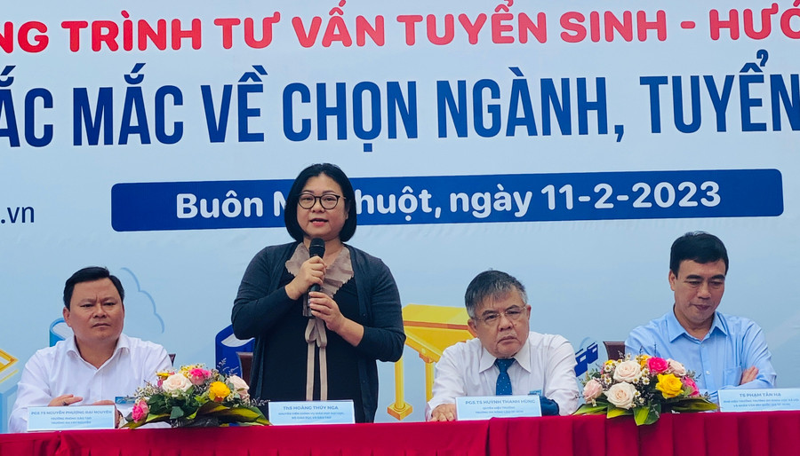 Bà Hoàng Thúy Nga, đại diện Vụ Giáo dục đại học (Bộ GD&ĐT) cung cấp thông tin về công tác tuyển sinh năm 2023.