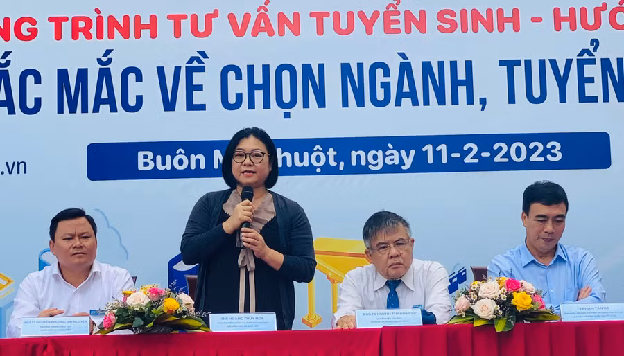 Bà Hoàng Thúy Nga, đại diện Vụ Giáo dục đại học (Bộ GD&ĐT) cung cấp thông tin về công tác tuyển sinh năm 2023.