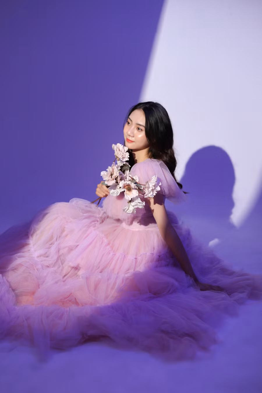 “Trước đây, em rất tự ti ngại giao tiếp với người lạ và có tính cách hơi nhạy cảm. Hiện tại, dù chưa thành công nổi trội nhưng ít nhất em cũng đã khẳng định được bản thân, hoàn thiện mình hơn, làm được điều mình thích và được nhiều người yêu mến. Đó là động lực để em cố gắng hơn nữa”, Lan Anh tâm sự. “Trước đây, em rất tự ti ngại giao tiếp với người lạ và có tính cách hơi nhạy cảm. Hiện tại, dù chưa thành công nổi trội nhưng ít nhất em cũng đã khẳng định được bản thân, hoàn thiện mình hơn, làm được điều mình thích và được nhiều người yêu mến. Đó là động lực để em cố gắng hơn nữa”, Lan Anh tâm sự.