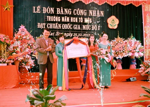 Cô Nguyễn Thị Hồng Minh (thứ 2 từ trái sang) cùng Ban giám hiệu nhận Bằng công nhận trường mầm non đạt Chuẩn quốc gia của Chủ tịch UBND tỉnh Sơn La