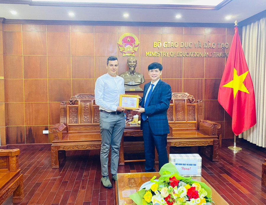 Vụ trưởng Vụ GDMN Nguyễn Bá Minh thừa ủy quyền của Bộ GD&ĐT trao tặng kỷ niệm chương cho ông FILIP LENAERTS. Vụ trưởng Vụ GDMN Nguyễn Bá Minh thừa ủy quyền của Bộ GD&ĐT trao tặng kỷ niệm chương cho ông FILIP LENAERTS.