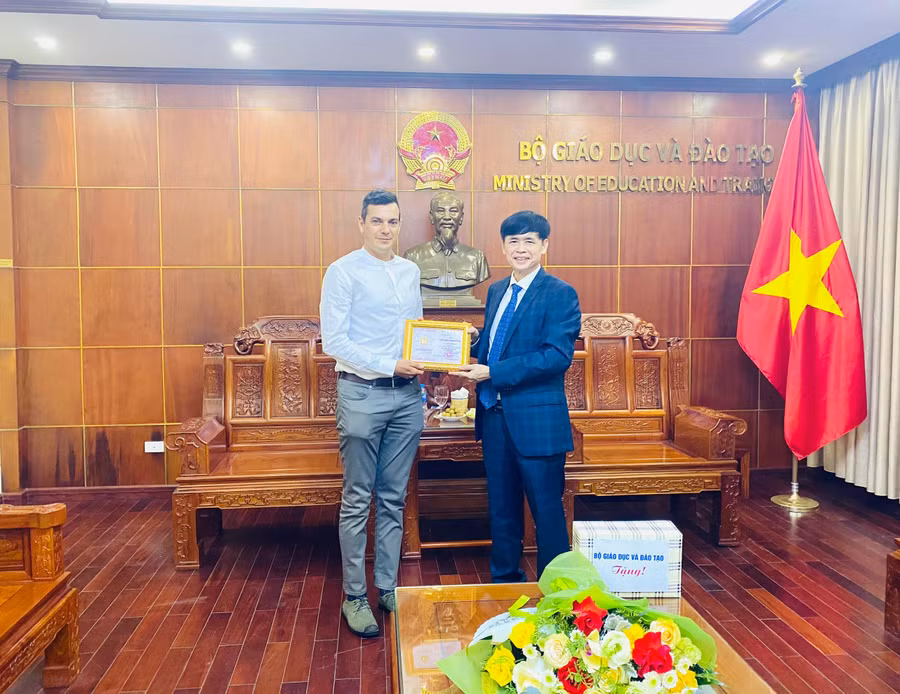 Vụ trưởng Vụ GDMN Nguyễn Bá Minh thừa ủy quyền của Bộ GD&amp;ĐT trao tặng kỷ niệm chương cho ông FILIP LENAERTS.