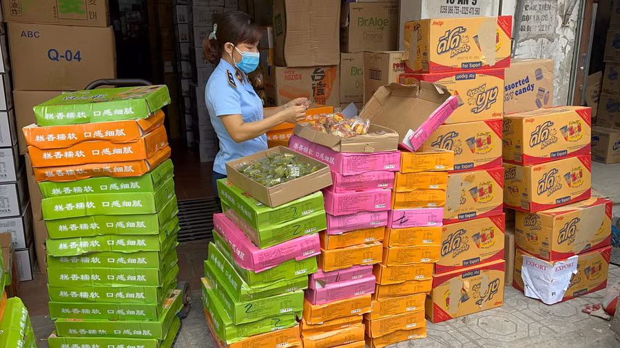 Gần 11.000 bánh Trung thu không rõ nguồn gốc bị lực lượng chức năng thu giữ. Gần 11.000 bánh Trung thu không rõ nguồn gốc bị lực lượng chức năng thu giữ.