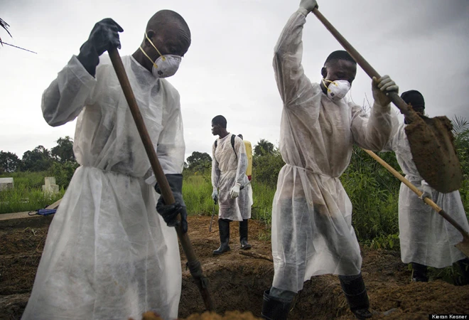 Phu mộ chôn bệnh nhân Ebola đối mặt với tử thần