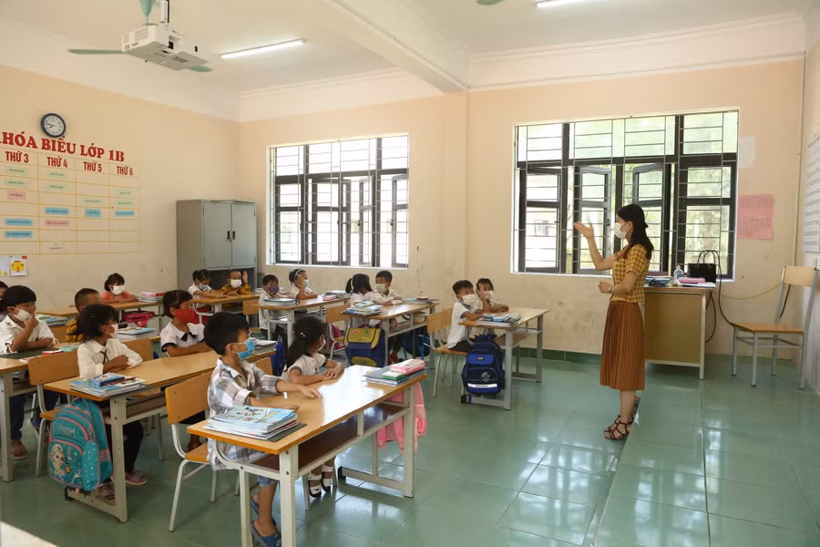 Giáo viên tạo không khí thoải mái, nhẹ nhàng trong lớp học.