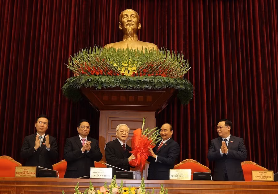 Thay mặt Bộ Chính trị, đồng chí Nguyễn Xuân Phúc -Thủ tướng Chính phủ tặng hoa chúc mừng đồng chí Nguyễn Phú Trọng được tín nhiệm bầu làm Tổng Bí thư Ban Chấp hành Trung ương Đảng Cộng sản Việt Nam khóa XIII.