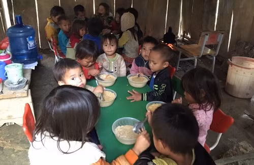 Cô giáo miền xuôi hết lòng với trẻ em vùng biên