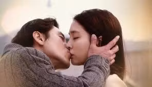 Khi hon, doi tay dan ong luon tiet lo tinh cach that - Anh 2