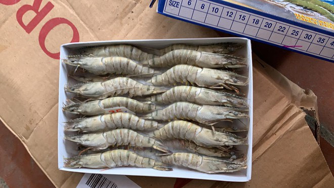 Toàn bộ số hàng hoá này đều có nhãn mác nhập từ nước ngoài, qua 2 công ty nhập khẩu rồi mới đến tay chủ cơ sở này.