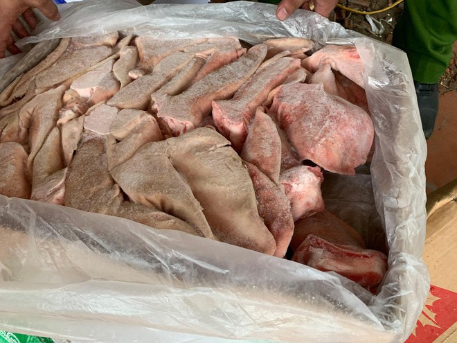 Ngoài ra, lực lượng chức năng còn phát hiện hơn 100kg các loại thịt đã hỏng, được cất trữ trong tủ đông lạnh để bán lẻ.