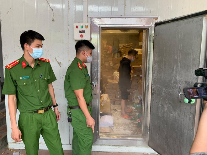 Cụ thể, tại thời điểm kiểm tra cơ sở kinh doanh có địa chỉ tại làng Kim 1, xã Kim Quan, huyện Thạch Thất (Hà Nội) do C.V.T (SN 1990) làm chủ, tổ công tác phát hiện tổng số thịt các loại tại kho đông lạnh là hơn 3 tấn.