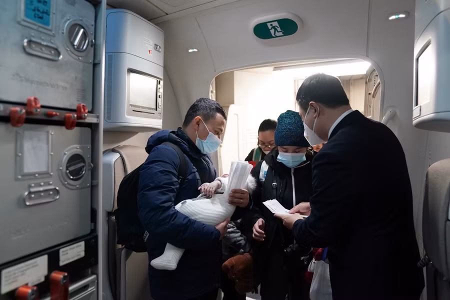 Chuyến bay chở gần 300 người Việt Nam từ Ukraine lên đường về nước ảnh 5