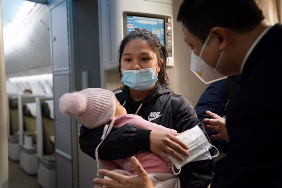 Cán bộ Đại sứ quán đã làm việc liên tục để kiểm tra, cấp giấy thông hành tại chỗ cho kiều bào, bởi rất nhiều người chạy nạn bị thiếu hoặc thậm chí không có bất cứ giấy tờ tùy thân.