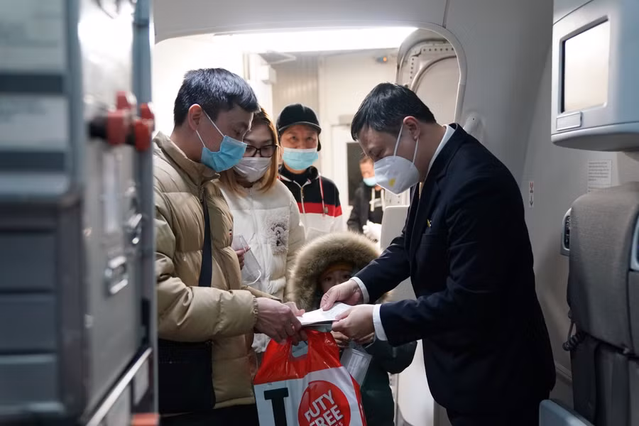 Chuyến bay chở gần 300 người Việt Nam từ Ukraine lên đường về nước ảnh 4