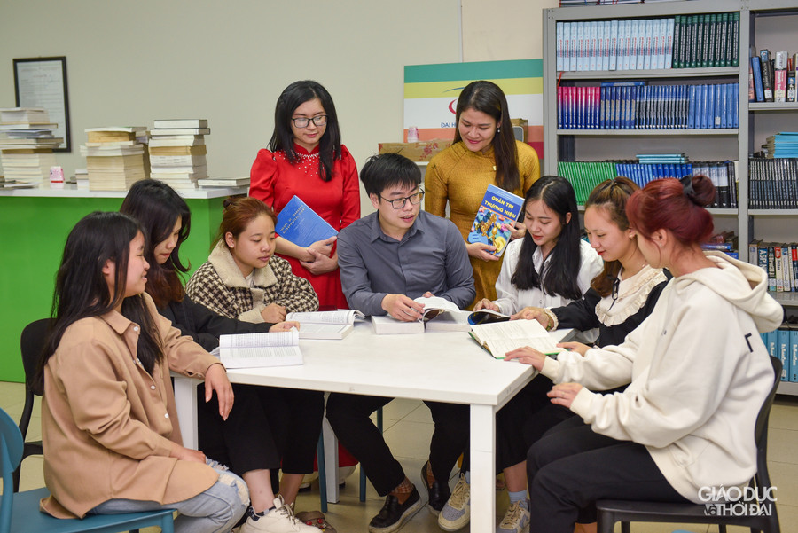 Nữ giảng viên khi mặc áo dài luôn tạo được sự lôi cuốn và gần gũi với sinh viên. Nữ giảng viên khi mặc áo dài luôn tạo được sự lôi cuốn và gần gũi với sinh viên.