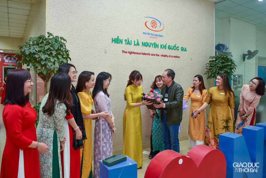 TS. Nguyễn Tiến Luận, hiệu trưởng trường Đại học Nguyễn Trãi (Hà Nội) tặng hoa chúc mừng các nữ giảng viên ngày 8/3. TS. Nguyễn Tiến Luận, hiệu trưởng trường Đại học Nguyễn Trãi (Hà Nội) tặng hoa chúc mừng các nữ giảng viên ngày 8/3.