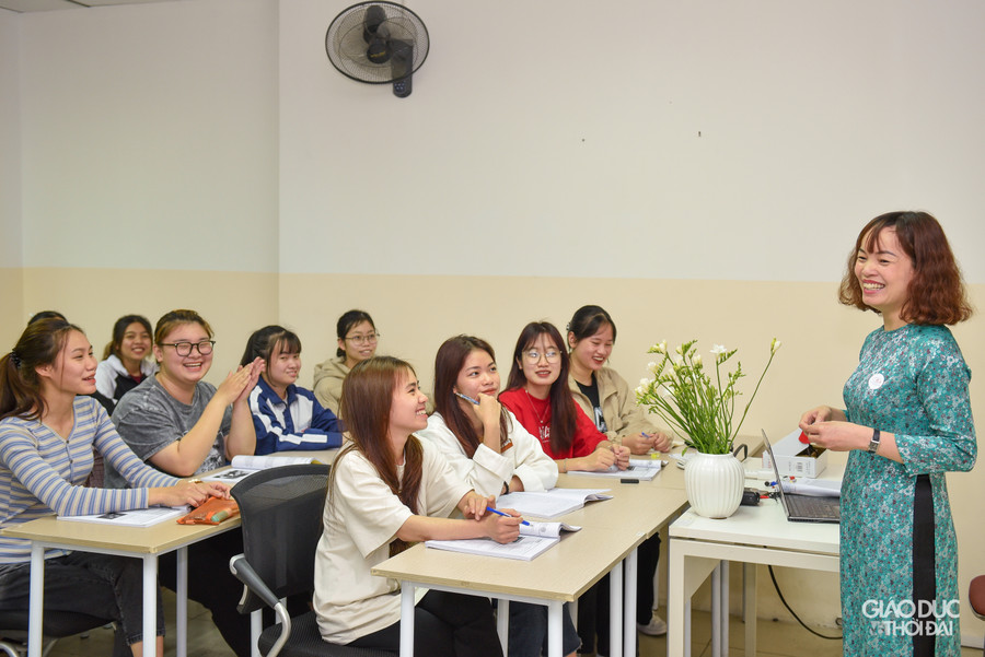 Khi được hỏi về lý do chọn áo dài trong ngày này, cô Nhiên cho biết rằng đó là cách của cô để tôn vinh truyền thống văn hóa Việt Nam và cũng là cách để cô giữ vững nét thanh lịch, duyên dáng của mình trong môi trường làm việc. Khi được hỏi về lý do chọn áo dài trong ngày này, cô Nhiên cho biết rằng đó là cách của cô để tôn vinh truyền thống văn hóa Việt Nam và cũng là cách để cô giữ vững nét thanh lịch, duyên dáng của mình trong môi trường làm việc.