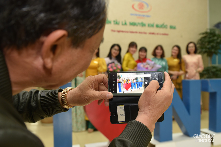 Cán bộ giảng viên nhà trường lưu lại những hình ảnh trong ngày 8/3. Cán bộ giảng viên nhà trường lưu lại những hình ảnh trong ngày 8/3.