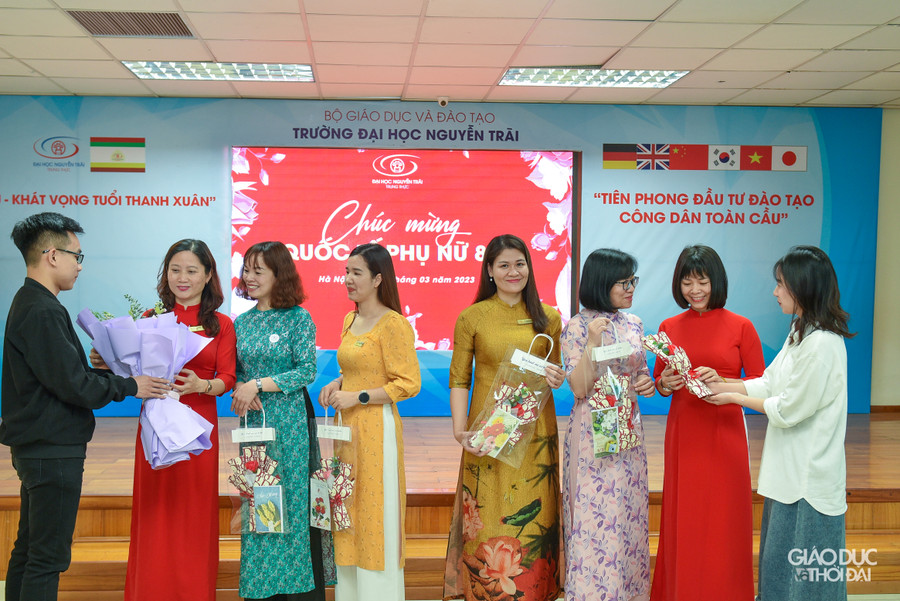 Với sự duyên dáng và những lời chúc tốt đẹp dành cho phụ nữ trong ngày này, những nữ giảng viên đã trở thành một hình ảnh đẹp và đáng nhớ trong lòng các sinh viên và đồng nghiệp của mình. Với sự duyên dáng và những lời chúc tốt đẹp dành cho phụ nữ trong ngày này, những nữ giảng viên đã trở thành một hình ảnh đẹp và đáng nhớ trong lòng các sinh viên và đồng nghiệp của mình.