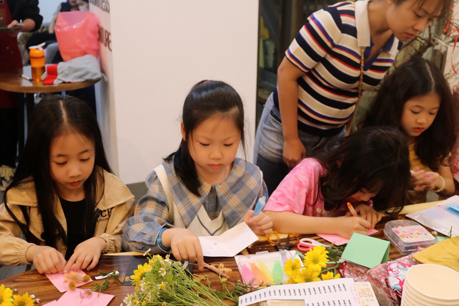 Với những món quà xinh yêu nhỏ nhắn cũng đủ khiến người nhận cảm thấy rung rinh ấm áp. Với những món quà xinh yêu nhỏ nhắn cũng đủ khiến người nhận cảm thấy rung rinh ấm áp.