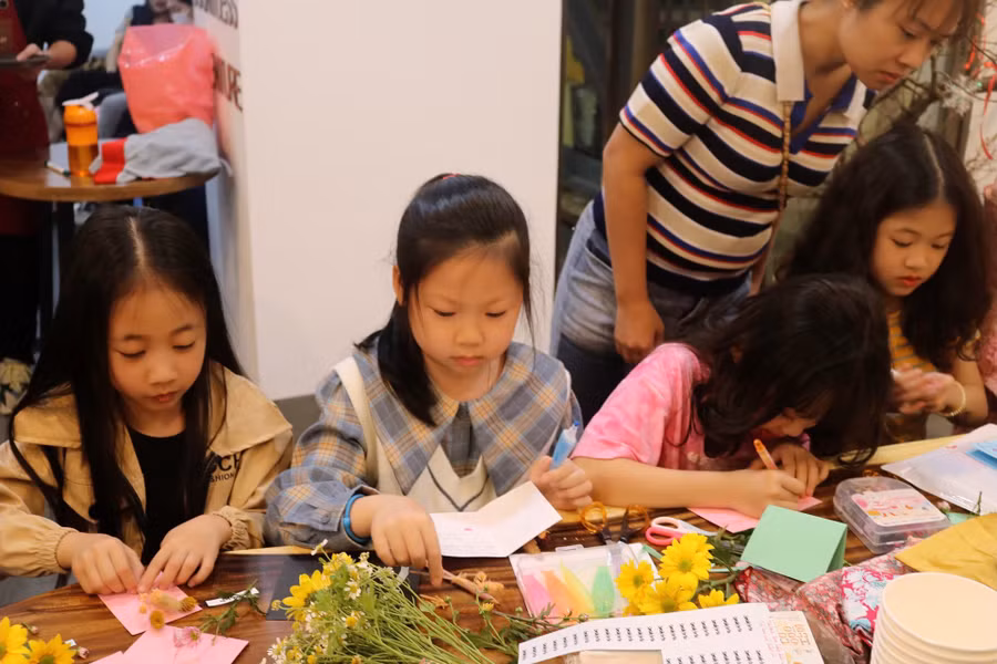 Với những món quà xinh yêu nhỏ nhắn cũng đủ khiến người nhận cảm thấy rung rinh ấm áp.