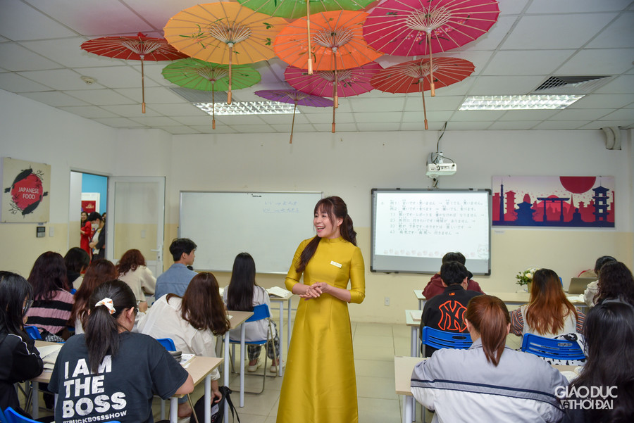 Hình ảnh người nữ giảng viên với tà áo dài mềm mại khi lên giảng đã trở thành nét văn hóa tôn vinh vẻ đẹp của người phụ nữ Việt Nam. Hình ảnh người nữ giảng viên với tà áo dài mềm mại khi lên giảng đã trở thành nét văn hóa tôn vinh vẻ đẹp của người phụ nữ Việt Nam.