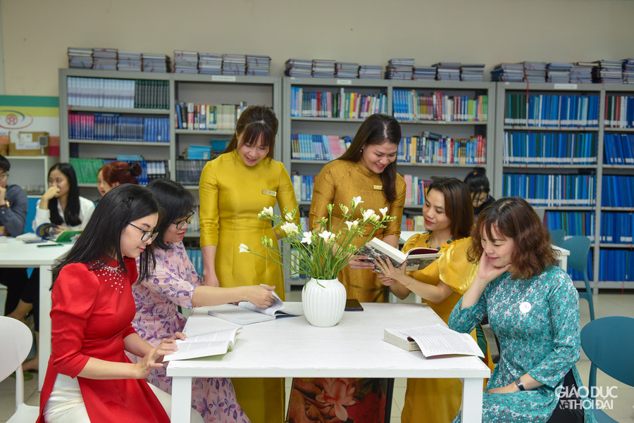 Hình ảnh người nữ giảng viên trong tà áo dài góp phần lan tỏa vẻ đẹp của áo dài, đẩy mạnh tuyên truyền, tôn vinh, quảng bá tà áo dài và khẳng định áo dài của là một trong những biểu tượng đẹp đẽ của đất nước, con người Việt Nam. Hình ảnh người nữ giảng viên trong tà áo dài góp phần lan tỏa vẻ đẹp của áo dài, đẩy mạnh tuyên truyền, tôn vinh, quảng bá tà áo dài và khẳng định áo dài của là một trong những biểu tượng đẹp đẽ của đất nước, con người Việt Nam.