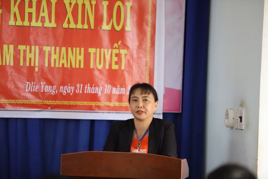 Cô Phạm Thị Thanh Tuyết phát biểu tại buổi công khai xin lỗi của UBND huyện Ea Hleo. (Ảnh: TT)