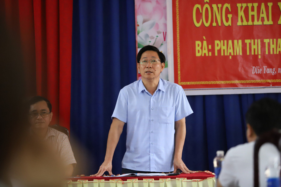 Ông Phạm Văn Khôi, Phó Chủ tịch UBND huyện Ea Hleo công khai xin lỗi 2 cô giáo. (Ảnh: TT) Ông Phạm Văn Khôi, Phó Chủ tịch UBND huyện Ea Hleo công khai xin lỗi 2 cô giáo. (Ảnh: TT)