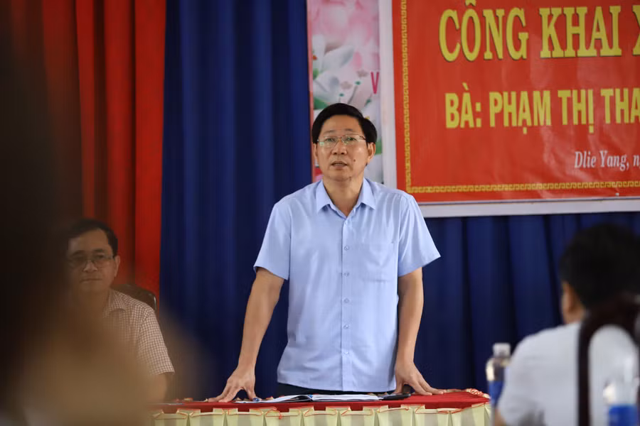 Ông Phạm Văn Khôi, Phó Chủ tịch UBND huyện Ea Hleo công khai xin lỗi 2 cô giáo. (Ảnh: TT)